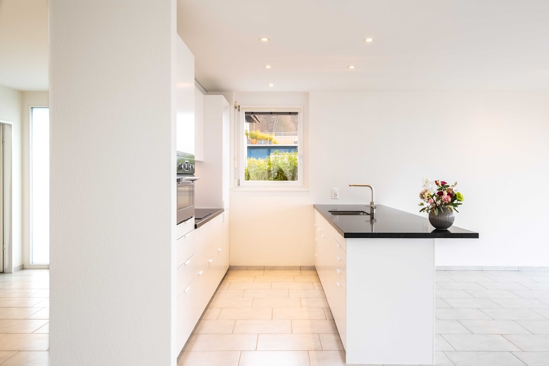 Kitchen IKEA black white flowers - Home Renovation by iR immo RENOVATION